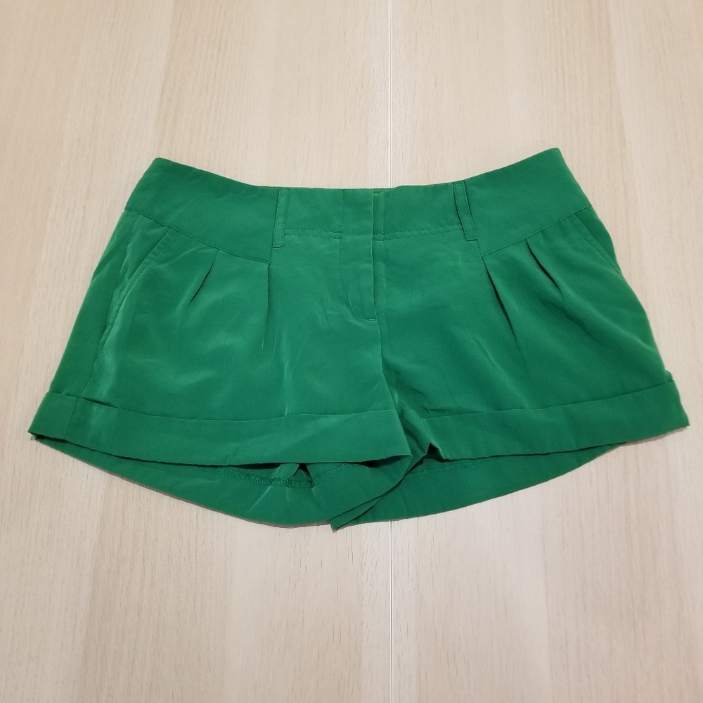 EXPRESS ROLL UP PLEATED GREEN COLOR SHORTS